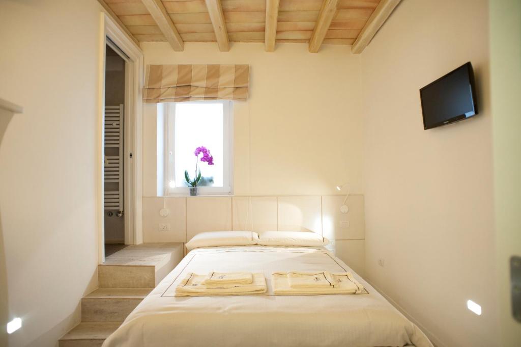 1 dormitorio con 2 camas y ventana en San Francesco Bed & Breakfast, en Altamura