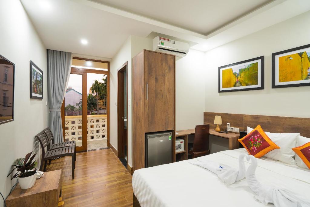 Postel nebo postele na pokoji v ubytování The Lit Villa Hoi An