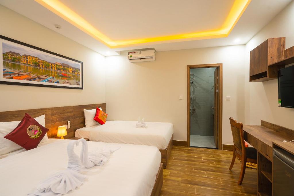Postel nebo postele na pokoji v ubytování The Lit Villa Hoi An