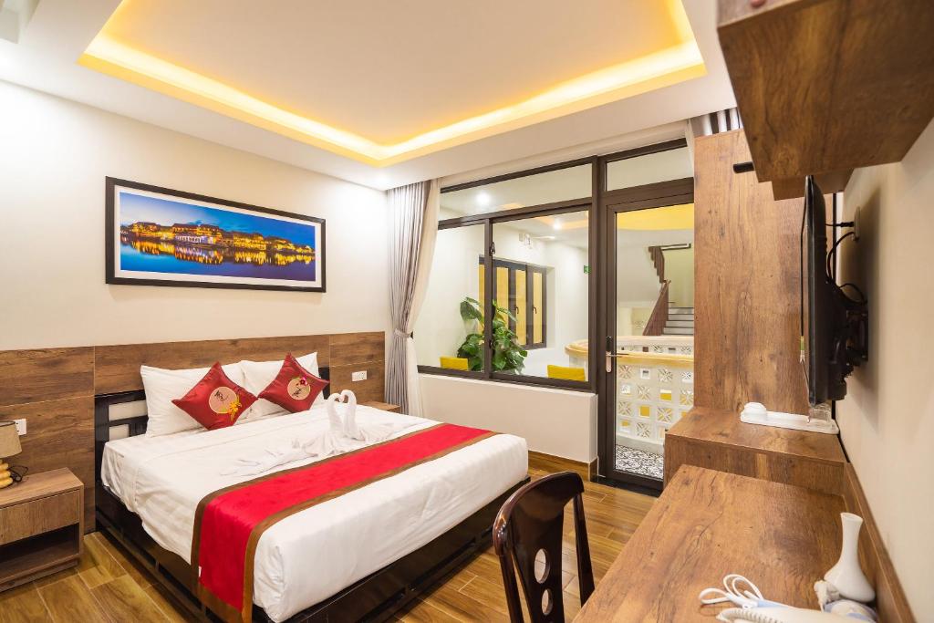Postel nebo postele na pokoji v ubytování The Lit Villa Hoi An