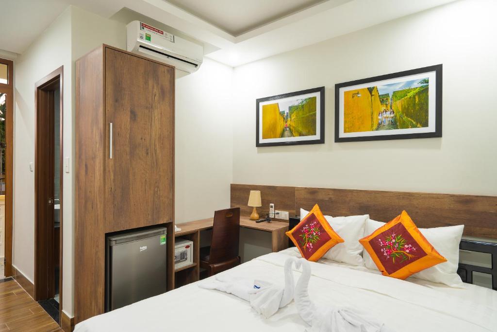 Postel nebo postele na pokoji v ubytování The Lit Villa Hoi An