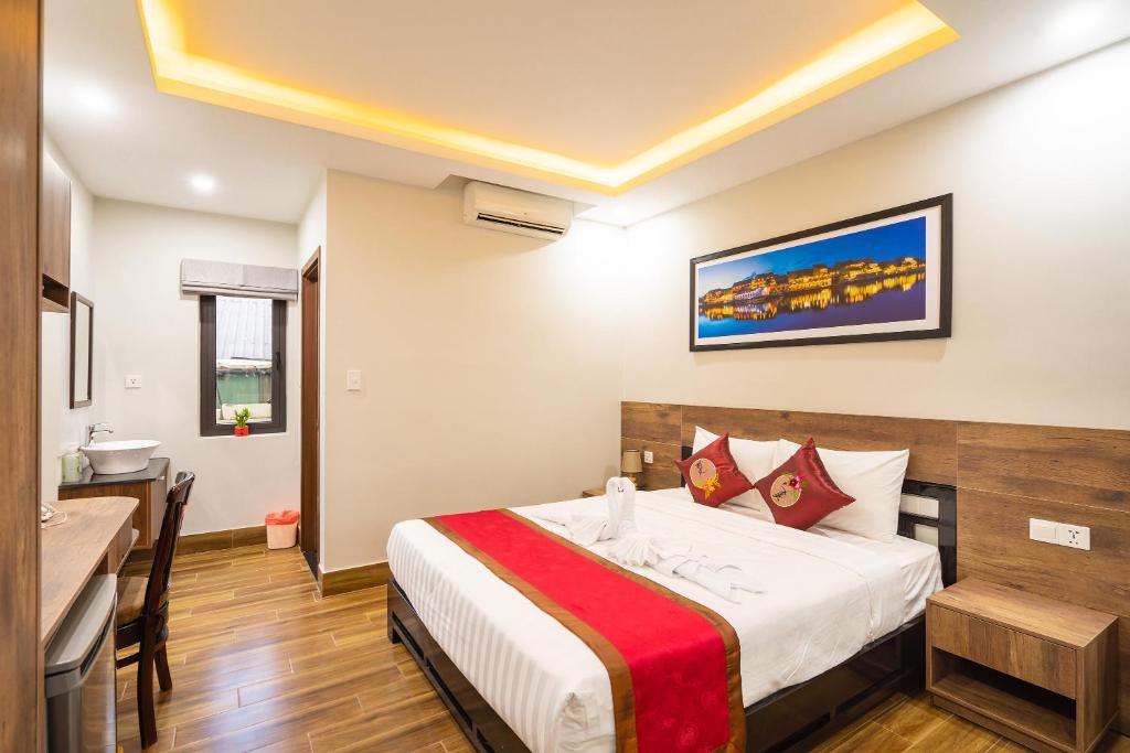 Postel nebo postele na pokoji v ubytování The Lit Villa Hoi An