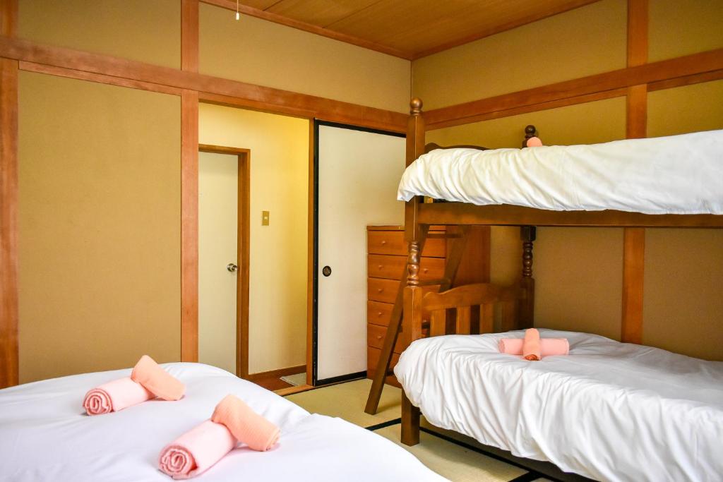Postel nebo postele na pokoji v ubytování Asuka Lodge