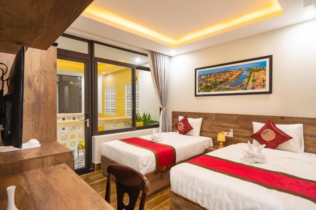 Postel nebo postele na pokoji v ubytování The Lit Villa Hoi An