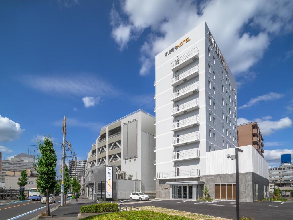 川越的住宿－Super Hotel Saitama Kawagoe，酒店大楼的 ⁇ 染