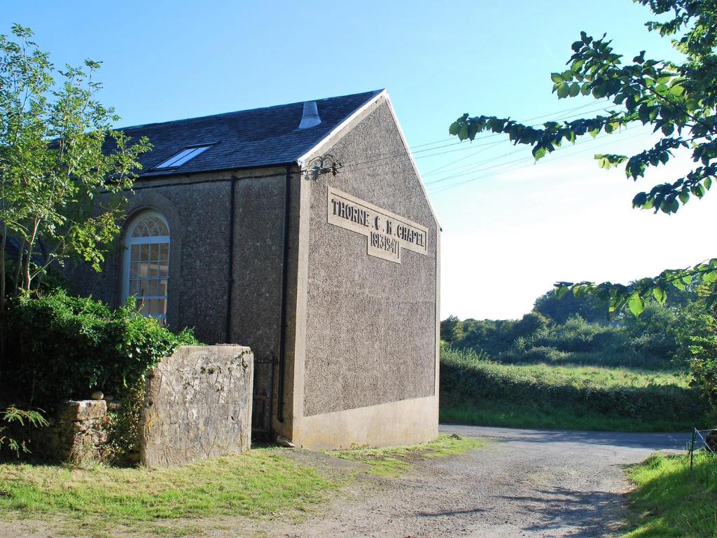 un petit bâtiment sur le côté d'une route dans l'établissement Thorne Chapel, à Pembroke
