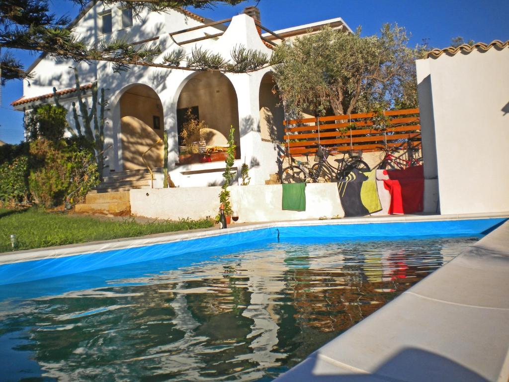 una piscina frente a una casa en BuenaOnda, en Marina di Ragusa
