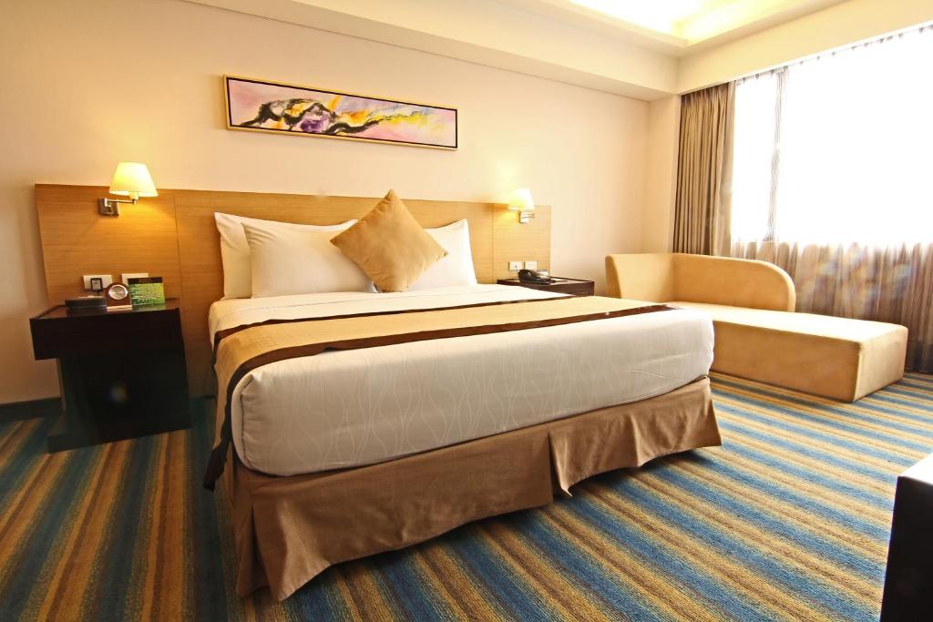 Postel nebo postele na pokoji v ubytování Luxent Hotel