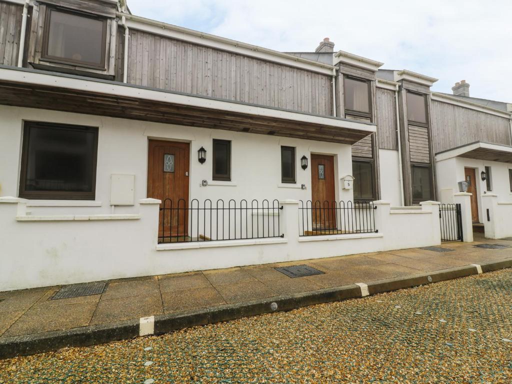 uma fila de casas ao lado de uma rua em 4 Bredon Court em Newquay