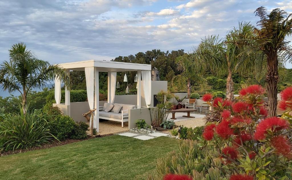 un gazebo nel mezzo di un giardino di The Bay Lodge a Pohara