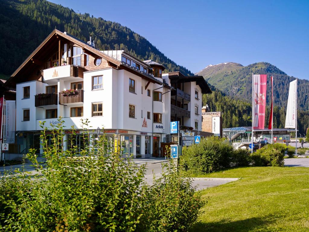 un edificio con una montaña en el fondo en Aparthotel Acksteiner, en Sankt Anton am Arlberg