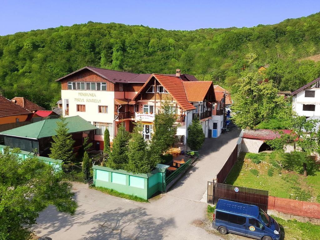 una vista aérea de una pequeña ciudad con casas en Pensiunea Agroturistică Piscul Soarelui, en Cîmpulung