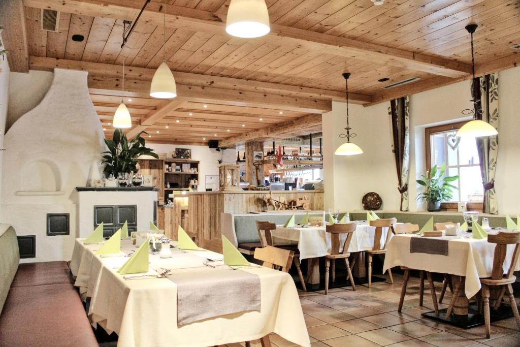 Reštaurácia alebo iné gastronomické zariadenie v ubytovaní Hotel Aschauer Hof z'Fritzn