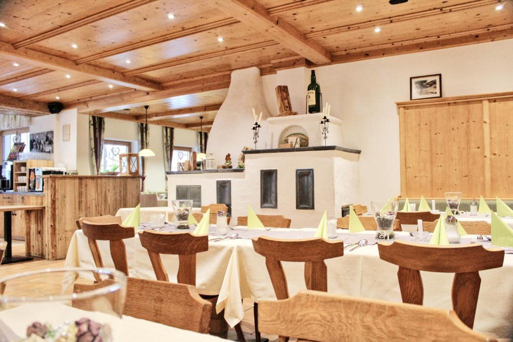 Reštaurácia alebo iné gastronomické zariadenie v ubytovaní Hotel Aschauer Hof z'Fritzn