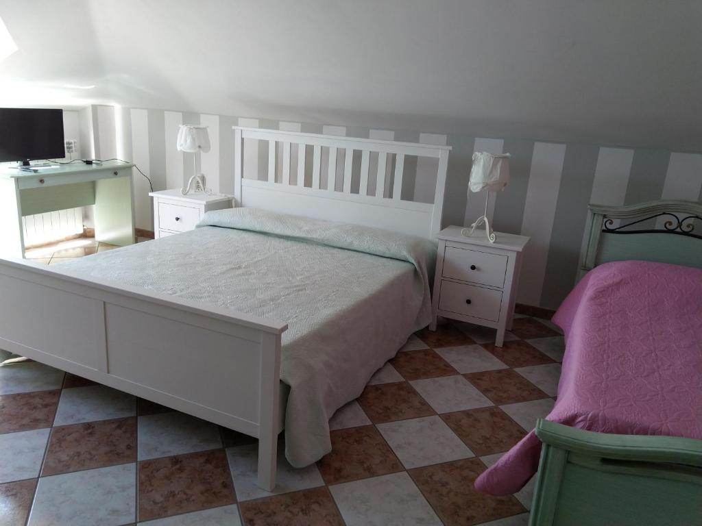 - une chambre avec un lit blanc et 2 tables de chevet dans l'établissement B&B bread and fantasy, à Ostra