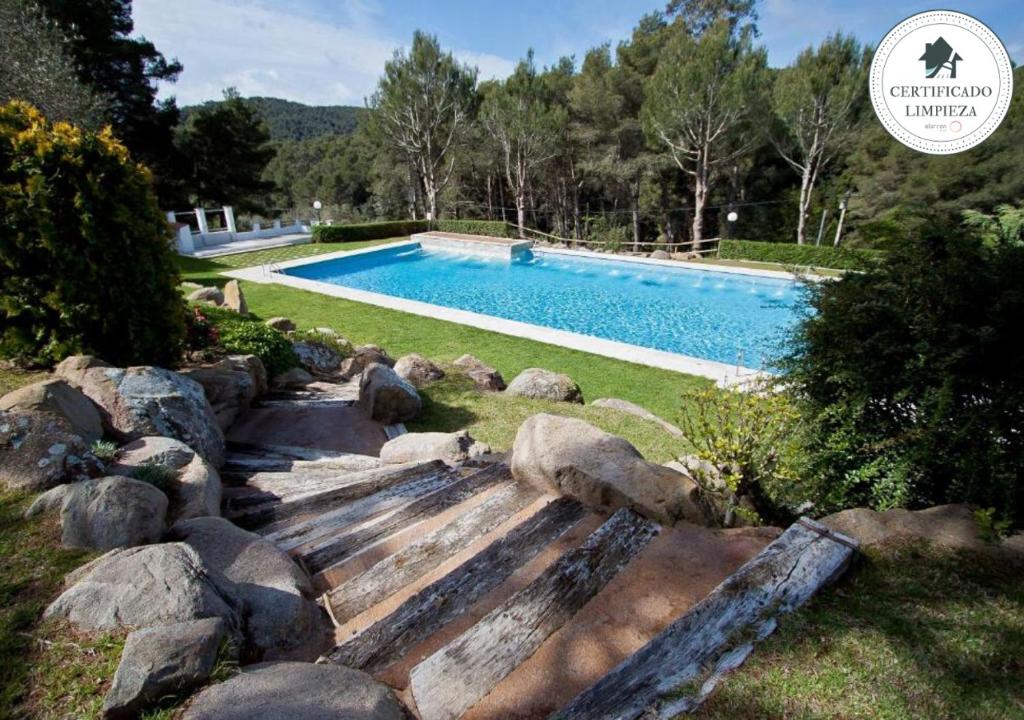 una piscina en un patio con rocas alrededor en Sol Pins II - Moreno, en Tamariu