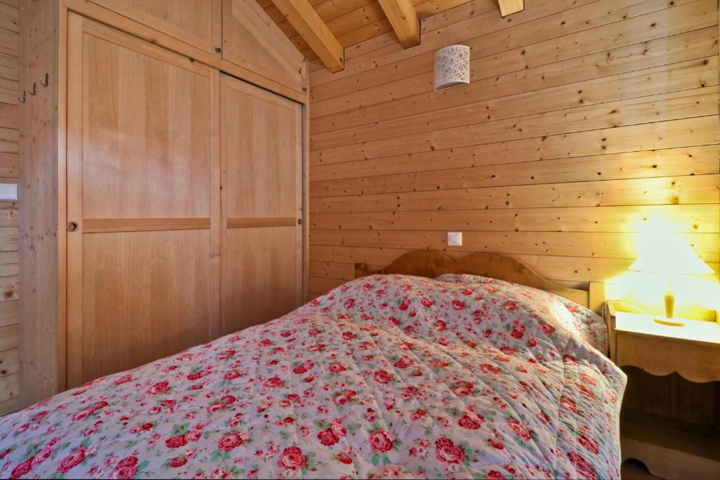 Postel nebo postele na pokoji v ubytování Comfortable chalet in the heart of nature, calm and peaceful