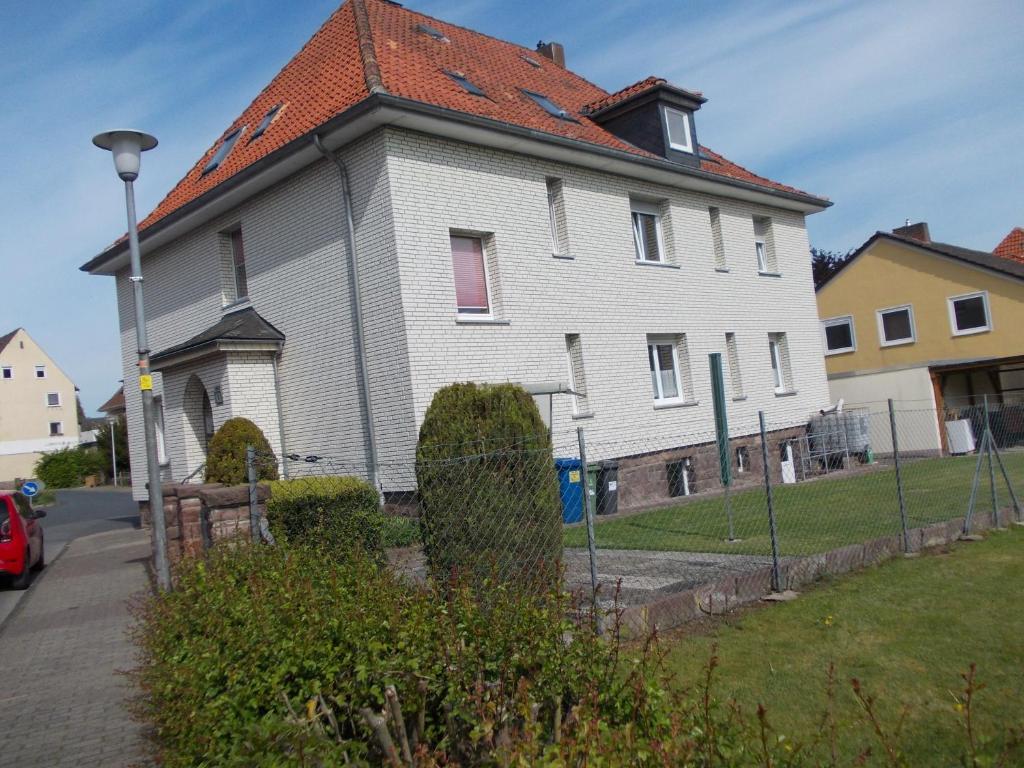 uma grande casa branca com um telhado vermelho em Haus Peters em Stadtoldendorf