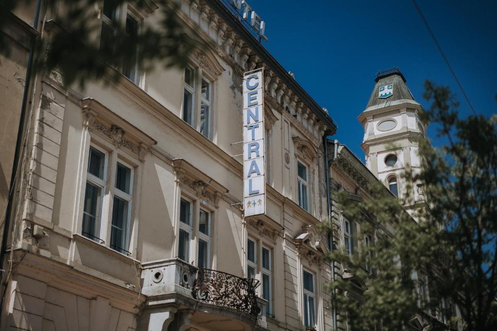 ein Gebäude mit einem Uhrturm darüber in der Unterkunft Hotel Central in Osijek