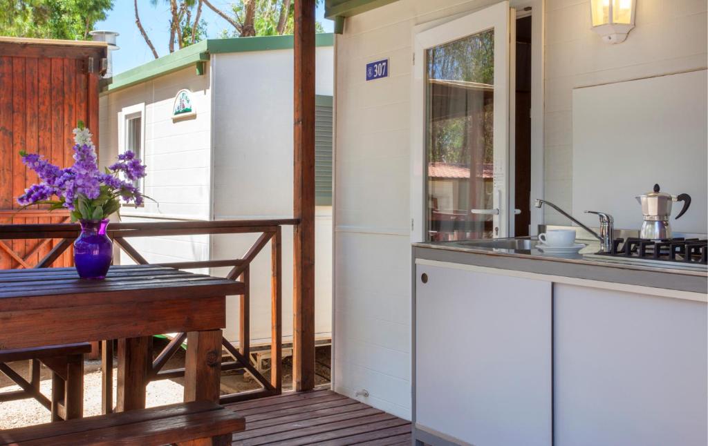 Kuchyň nebo kuchyňský kout v ubytování Camping Village Capo D'Orso