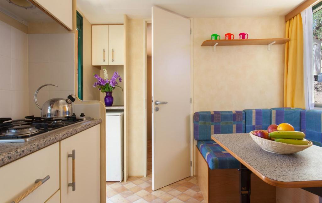 Kuchyň nebo kuchyňský kout v ubytování Camping Village Capo D'Orso