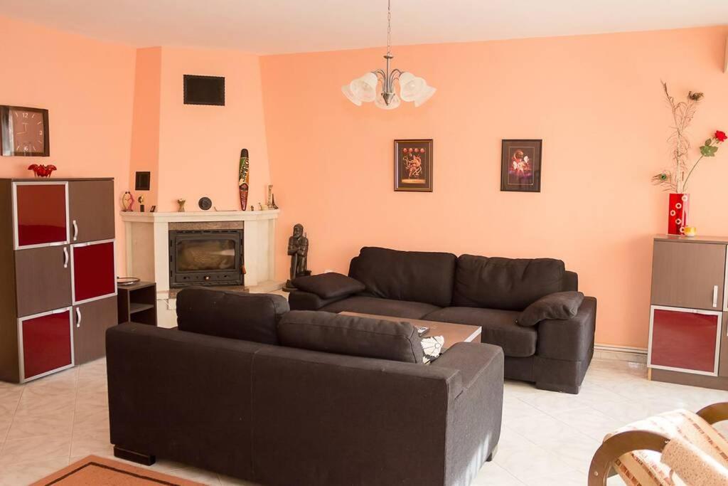 Peach Coloured 2-BDR Apartment By the Sea Garden