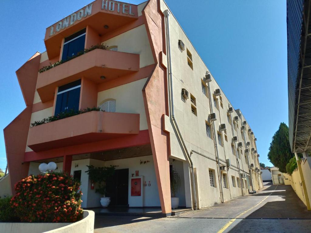 a building with balconies on the side of a street at Hotel London in Araraquara