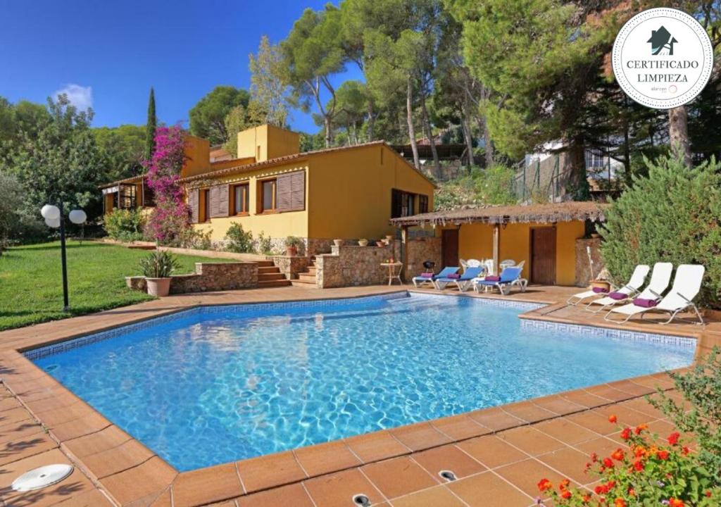 una piscina frente a una casa en La Quinta Punyeta, en Tamariu