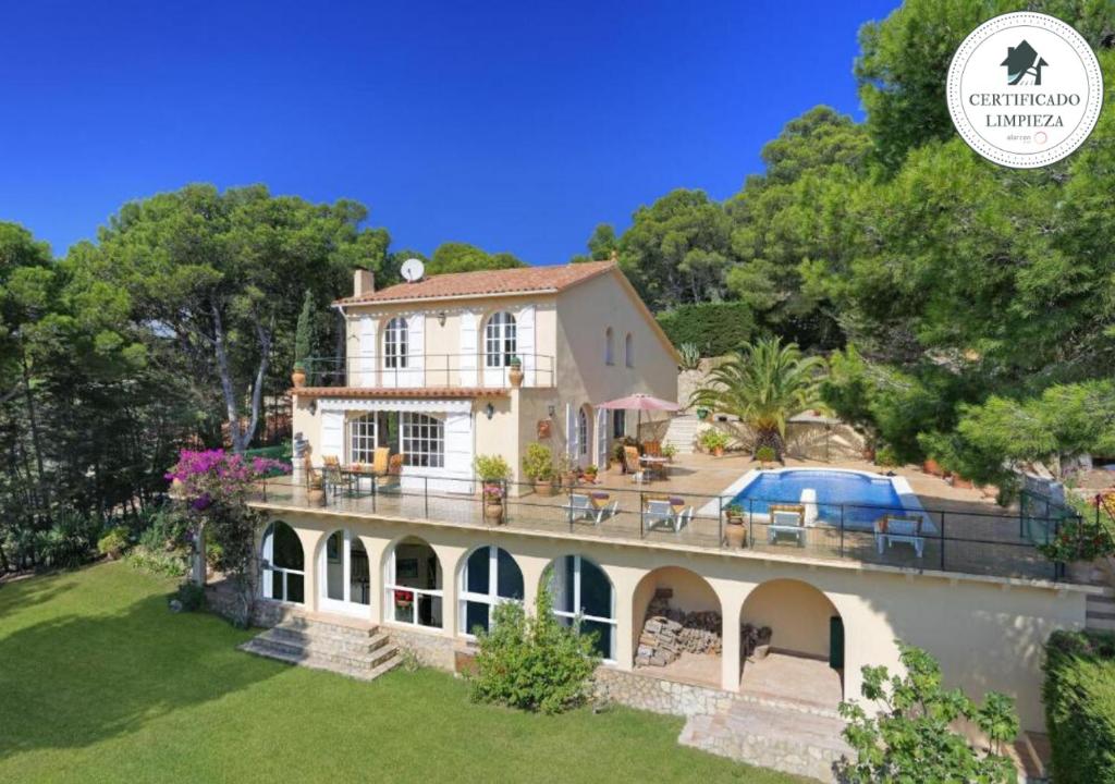 an aerial view of a house with a yard at Patio de los Gatos in Tamariu