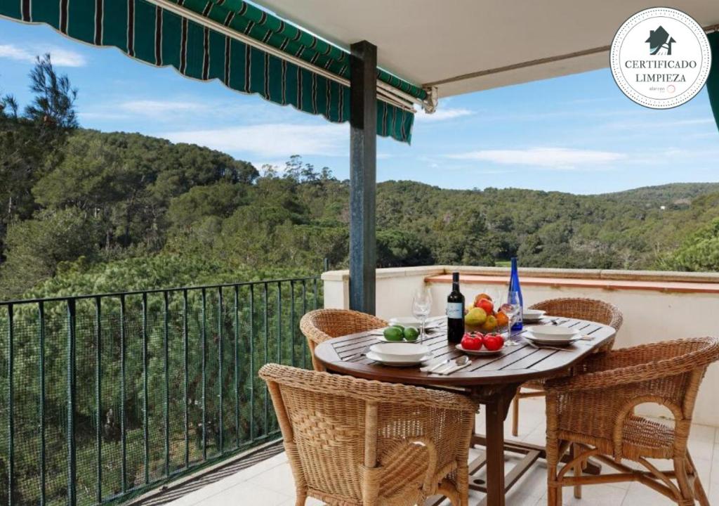 einen Tisch mit Obst auf einem Balkon mit Aussicht in der Unterkunft Ses Brises 2 in Tamariu