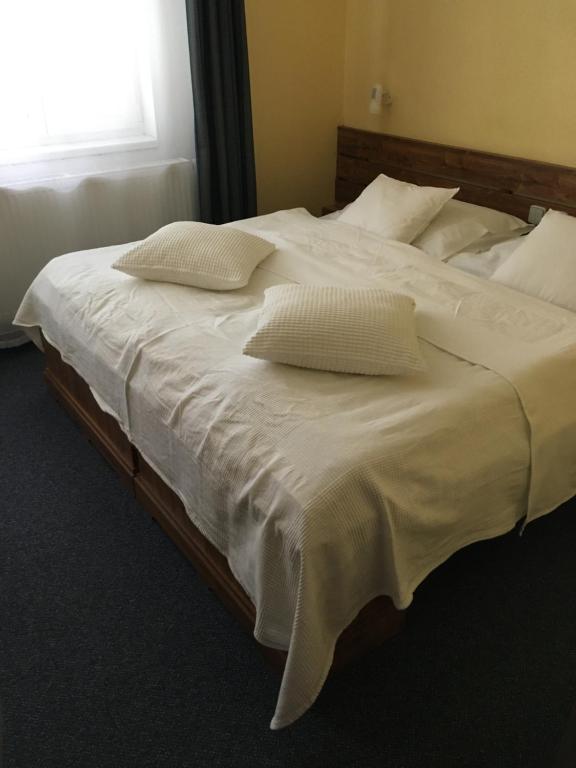 Postel nebo postele na pokoji v ubytování Hotel a Hostinec Tálský mlýn