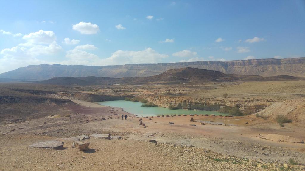 vista su un fiume in mezzo a un canyon di הבית ליד המצוק By The Cliff a Mitzpe Ramon