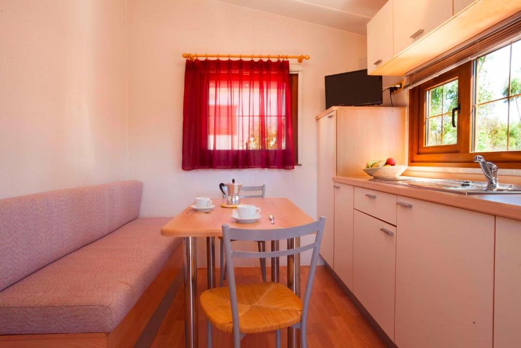 Kuchyň nebo kuchyňský kout v ubytování Camping Village Capo D'Orso