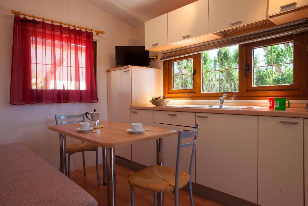 Kuchyň nebo kuchyňský kout v ubytování Camping Village Capo D'Orso