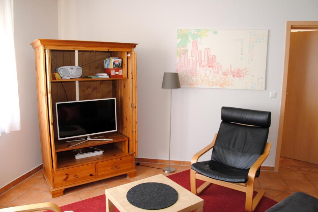 ヴィンターベルクにあるRothaarnestのリビングルーム(椅子、テレビ付)