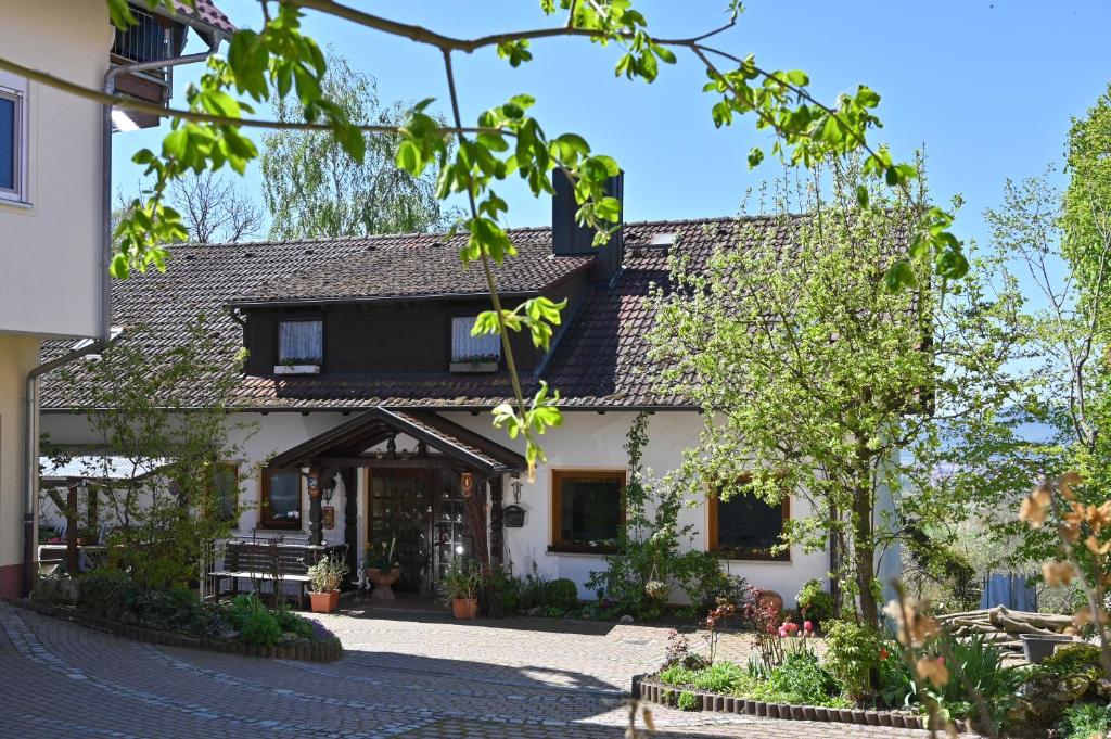 ein Haus mitten in einer Straße in der Unterkunft Pension Schöpke in Bad Staffelstein