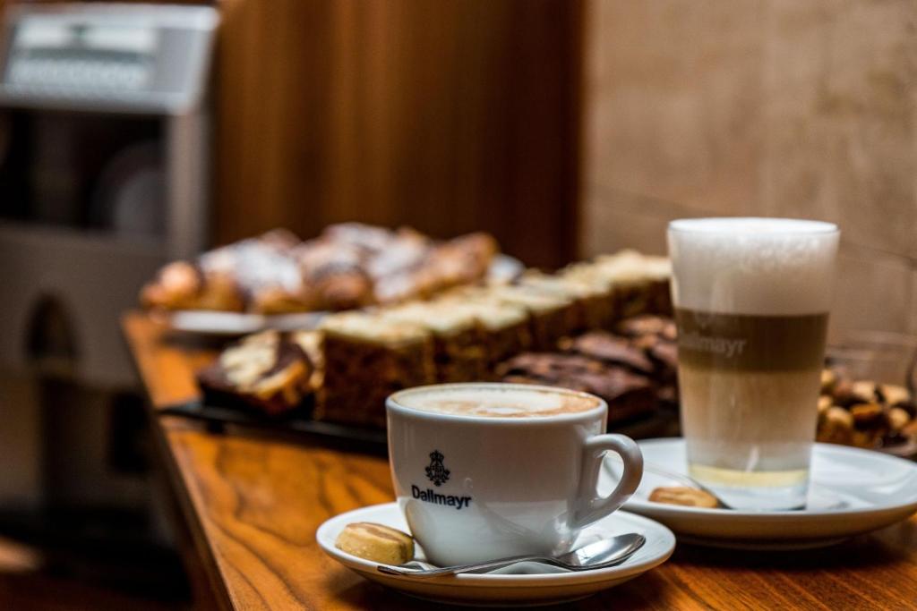 Příslušenství pro přípravu čaje a kávy v ubytování Holiday Inn Budapest-Budaörs by IHG