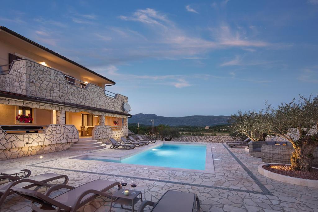 Bazén v ubytování Villa Vesna with sauna, hot tub nebo v jeho okolí