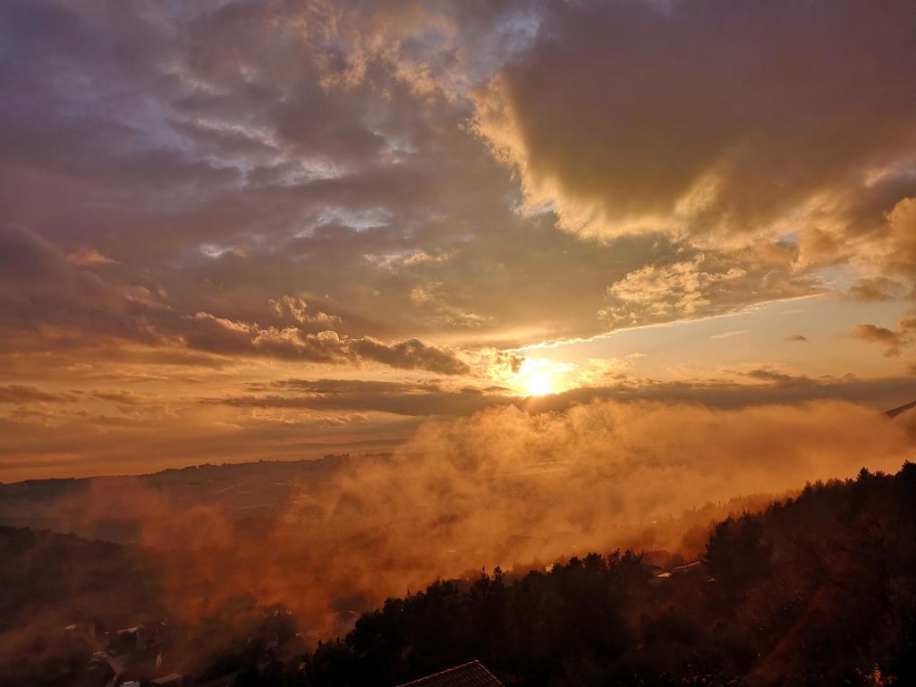 Východ nebo západ slunce při pohledu z apartmánu nebo okolí