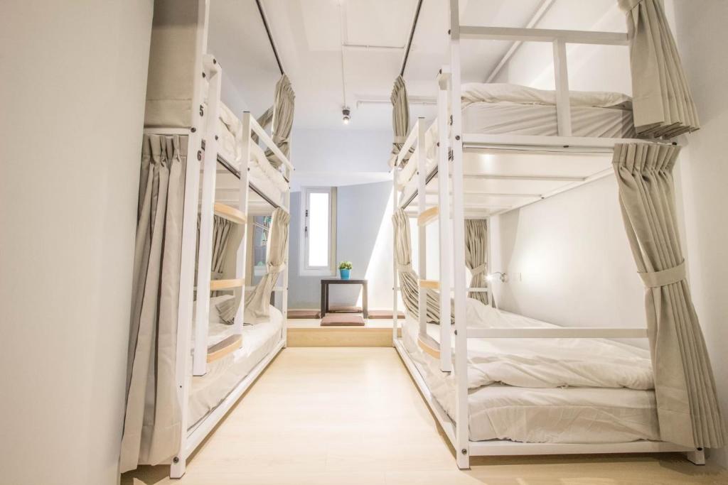 Postel nebo postele na pokoji v ubytování Light Inn