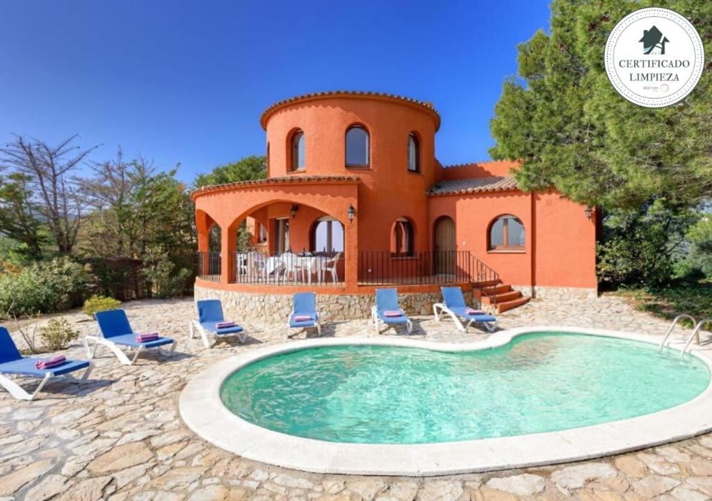 ein Grundstück mit einem Pool vor einem Haus in der Unterkunft Angela in Tamariu