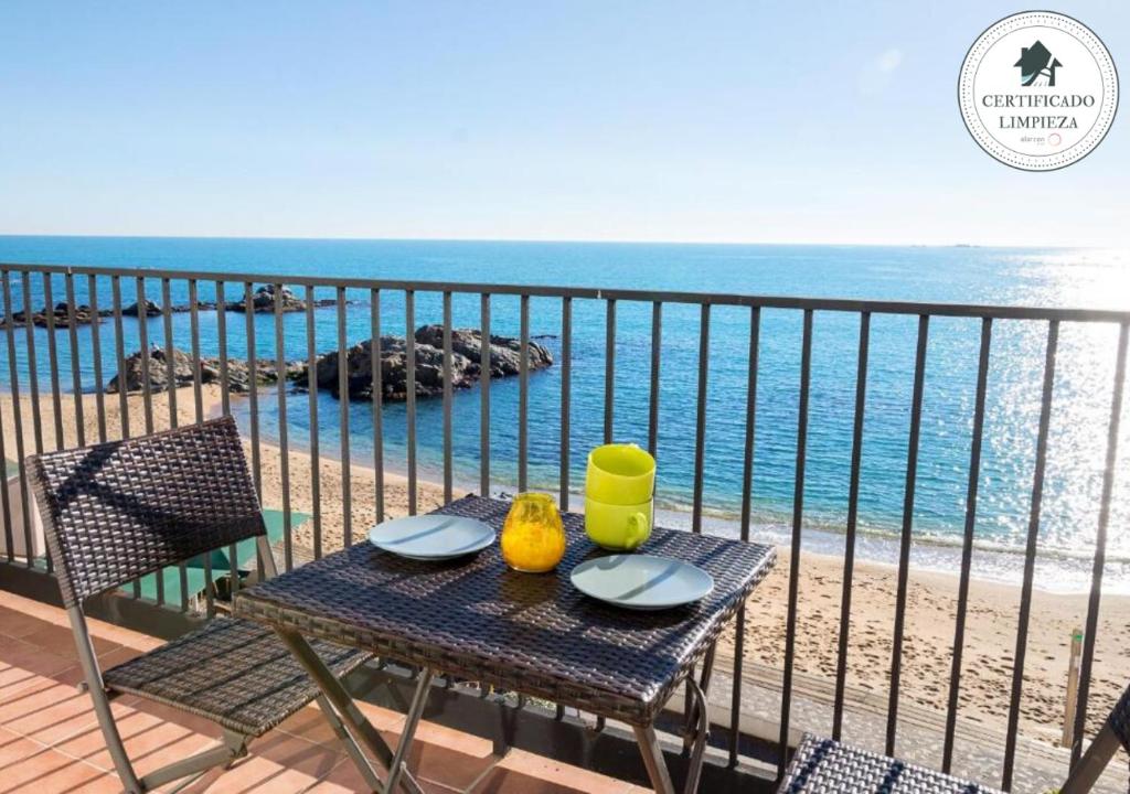 パラフルジェイにあるLes Formigues 3の海を見渡すバルコニー(テーブル、椅子付)