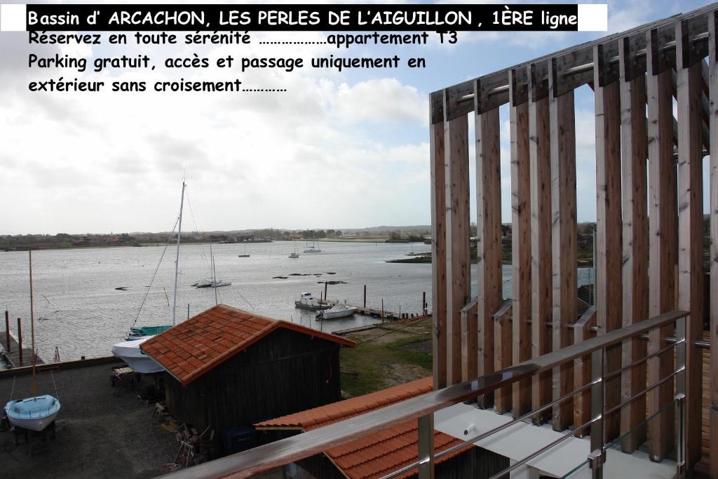 vistas a un cuerpo de agua desde una casa en ARCACHON T3 WIFI Les Perles de l Aiguillon Vue Bassin 1ère Ligne 4 à 6 Personnes, en Arcachon