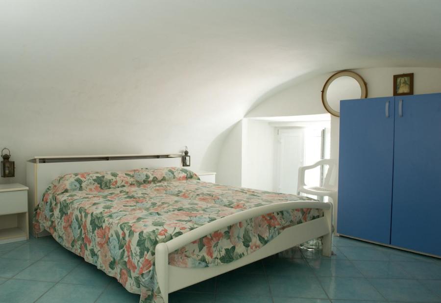 Tempat tidur dalam kamar di Agenzia Isotur PICCOLA DOMITILLA