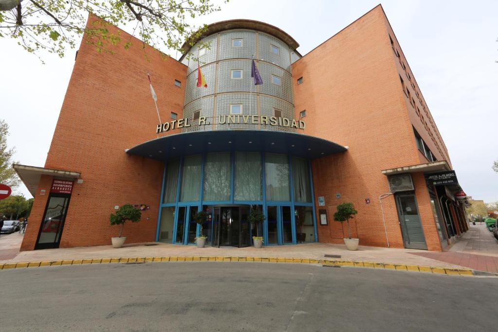 un bâtiment avec un château d'eau en haut dans l'établissement Hotel Universidad, à Albacete