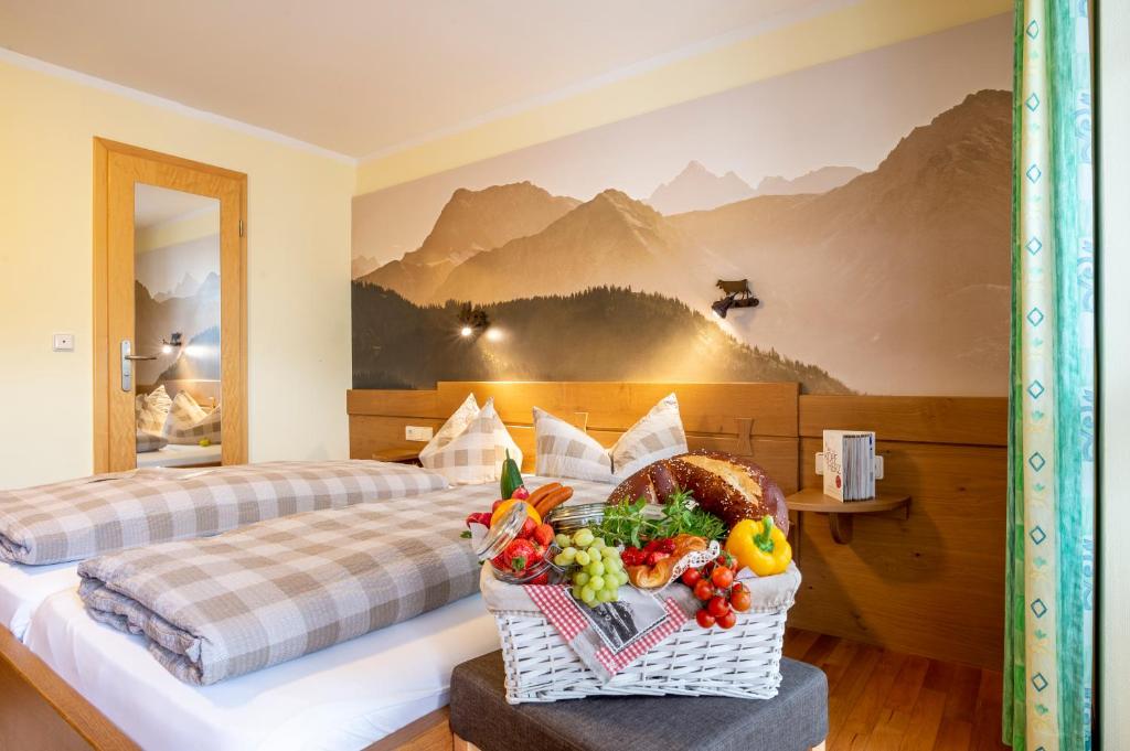 Postel nebo postele na pokoji v ubytování Hotel und Apartements im Forellenbach