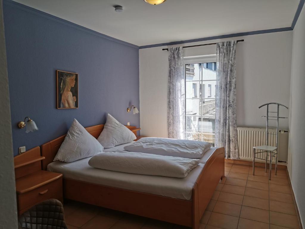NeefにあるApartments / Ferienwohnungen Moseluferstrasseのベッドルーム(ベッド1台、窓付)