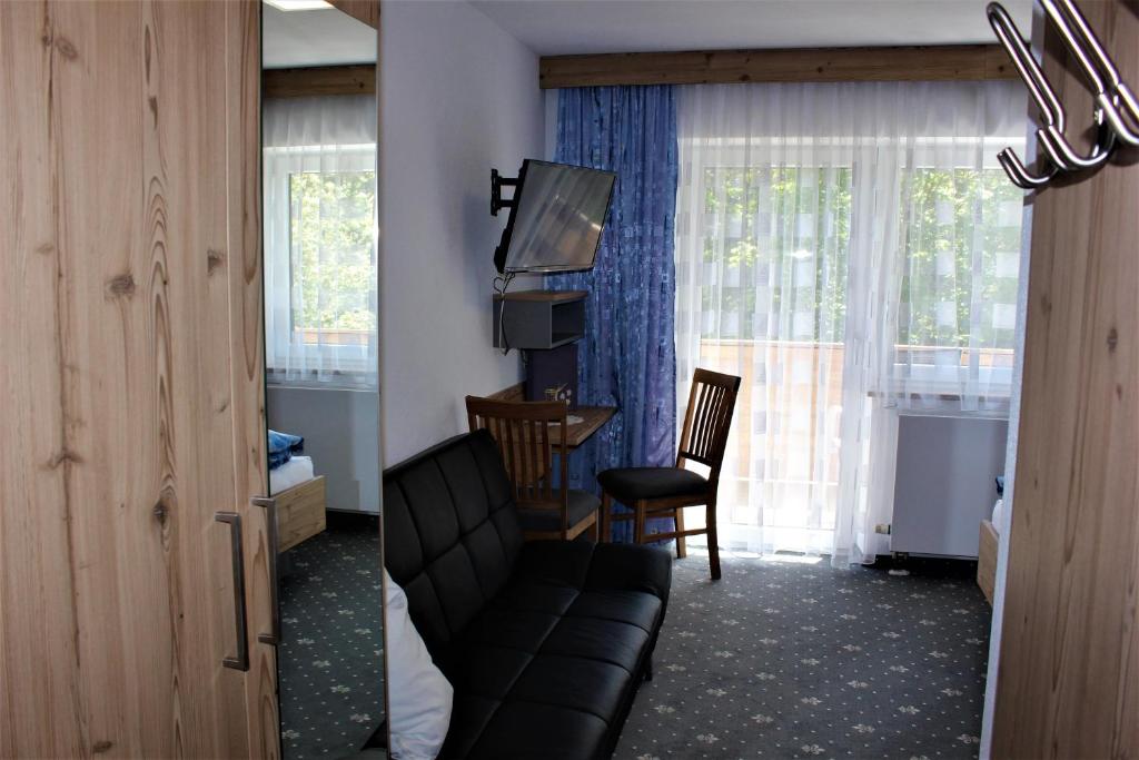 TV a/nebo společenská místnost v ubytování Gästehaus Oberauer