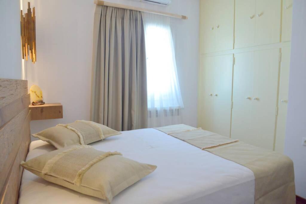 Posteľ alebo postele v izbe v ubytovaní Esperos Seaside Suite in Adamas, Milos