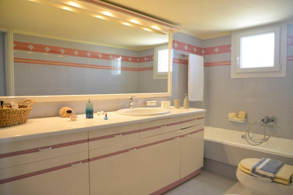 Kúpeľňa v ubytovaní Esperos Seaside Suite in Adamas, Milos